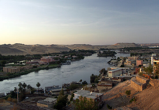 Blick über den Nil zur Abenddämmerung bei Assuan in Ägypten