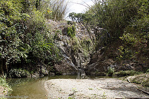 Blick über den Courland River zum Highland Waterfall