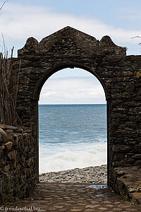 Ruinentor bei der Calhau de Sao Jorge