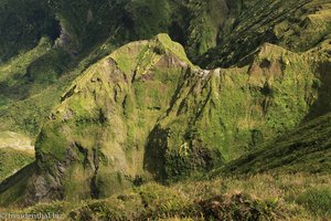 Felswände im großen Krater von Faial