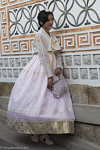 Mädchen im Hanbok im Bukchon Hanok Village