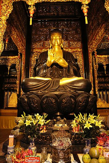 Buddha-Schrein in der Goldenen Pagode in Hoa Lư (Ninh Binh), Vietnam 