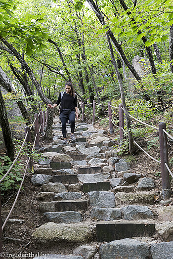 Steintreppen hinauf zum Ulsanbawi Rock