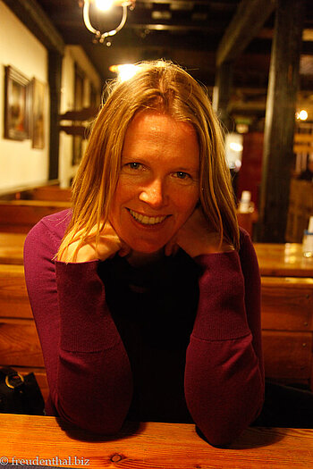 Annette im Heurigenlokal in Nussdorf