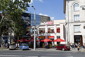 Fast Food-Ketten und Markenmode am Boulevard Stefan cel Mare von Chisinau