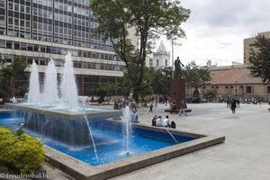 Brunnen des Parque Santander vor dem Museo del Oro in Bogota