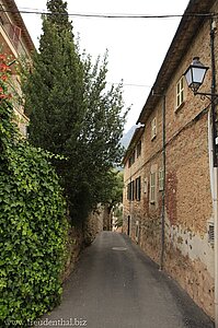 enge Gasse in Deià