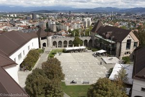 Der Blick vom Aussichtsturm auf Schloss Ljubljana.