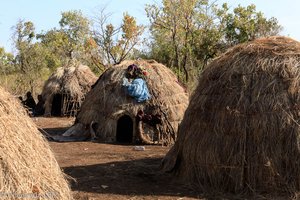 Hütten in einem Mursi Dorf im Mago Nationalpark in Äthiopien