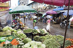 es regnet auf dem Gemüsemarkt von Mawlamyaing