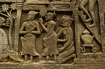 Relief mit historischen Erzählungen der Khmer im Bayon.
