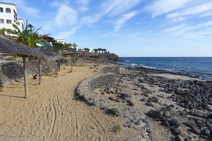 Künstlich geschaffener Strand - Playa de Montaña Roja