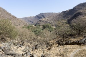 das trockene Hinterland beim Wadi Darbat im Oman