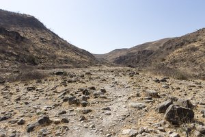 das trockene Hinterland im Wadi des Ayn Razat im Oman
