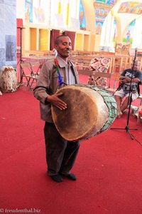 der Priester trommelt für uns in der Marienkathedrale von Axum