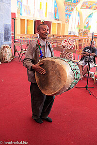 der Priester trommelt für uns in der Marienkathedrale von Axum