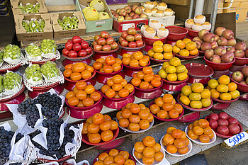 Obst- und Gemüseabteilung in den Markthallen von Tongyoeng