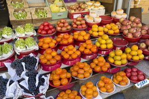 Obst- und Gemüseabteilung in den Markthallen von Tongyoeng