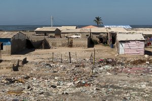 Wohnhäuser und Müll entlang der Küste bei Barranquilla