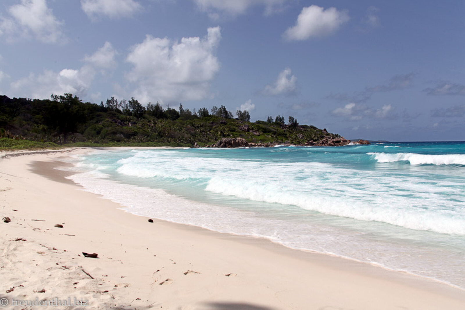 Brandung an der Anse Cocos auf La Digue, Seychellen