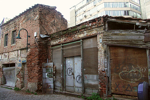 Bruchbuden im Hafenviertel Ladadikia