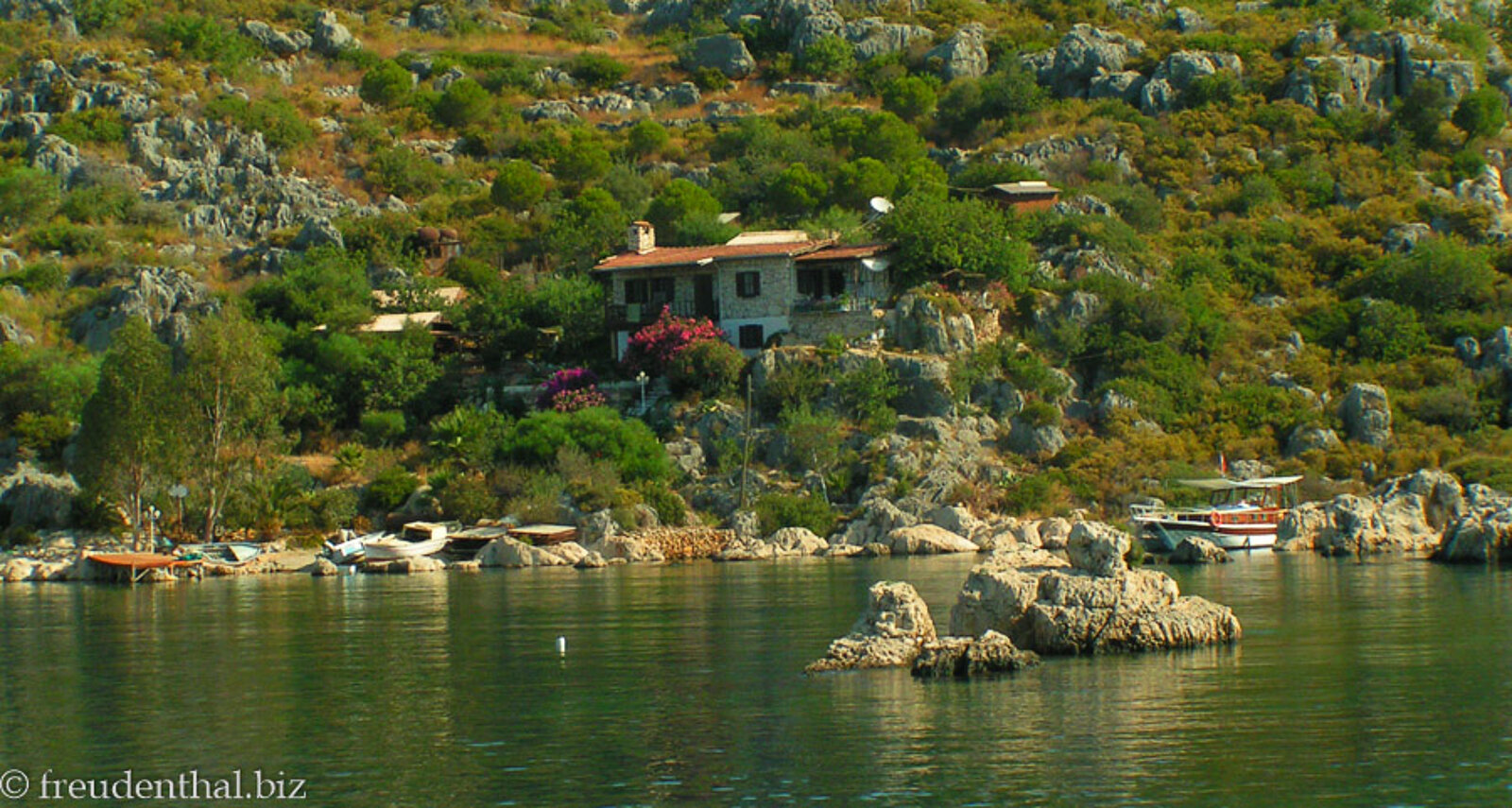 Bucht mit grünem Wasser vor der Halbinsel Simena