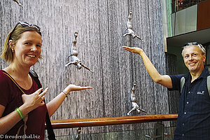 Anne und Lars bei den Wasserfallspringern der Dubai Mall