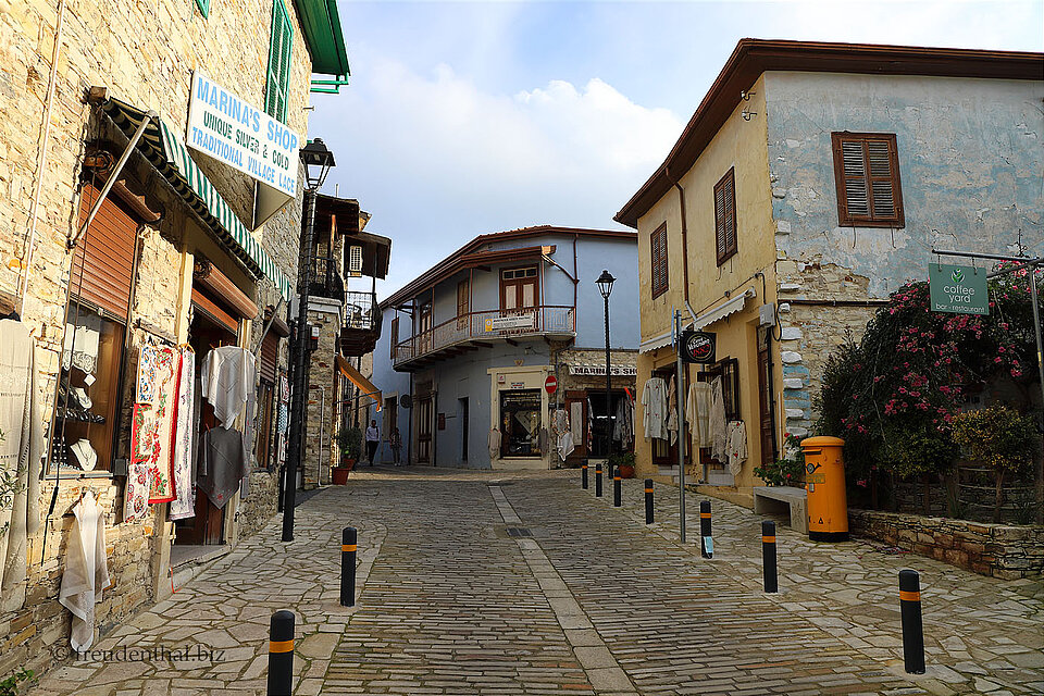 schön gepflasterte Straße in Lefkara im Osten Zyperns