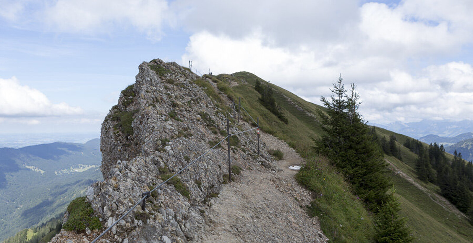 Felsiger Wanderweg auf den Hochgrat im Naturpark Nagelfluhkette
