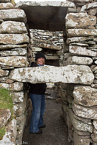 Anne im Broch of Clickimin bei Lerwick