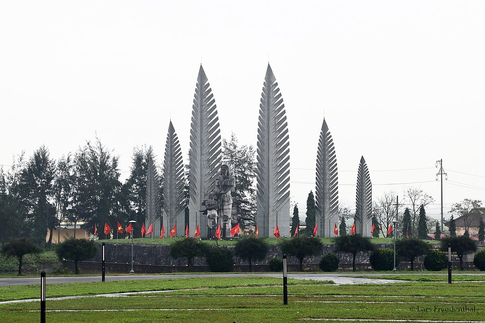 Denkmal Streben nach Vereinigung an der alten Demarkationslinie Vietnams