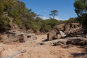 Ein Wadi führt zum Platz der Zeremonie