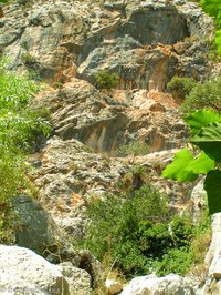 Der Wasserlauf entlang der Felsen vor Arykanda.