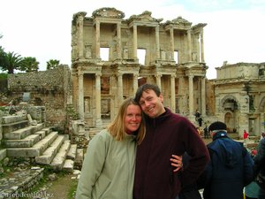 Anne und Lars vor der Celsus-Bibliothek in Ephesus