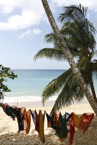 Tücherverkauf am Strand der Englishman´s Bay