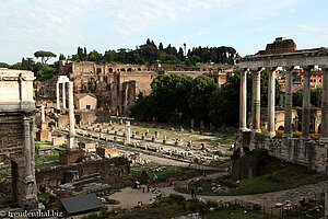 Bogen des Septimius und Blick zu den Resten des Cäsar-Tempels