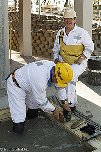 Annemarie lässt sich die Stiefel putzen - Cullinan Diamond Mine