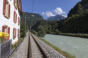 Die Eisenbahn entlang der Aare in Meiringen