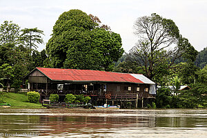 touristisches Langhaus nahe Sukau