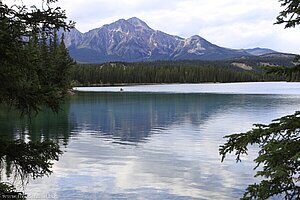 Blick über den Lake Beauvert zum Pyramid Mountain