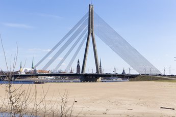 Vanšu-Brücke und die Schnellstraße durch Riga