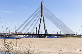 Vanšu-Brücke und die Schnellstraße durch Riga