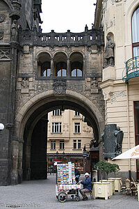 Übergang vom Pulverturm zum Gemeindehaus