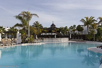 Am Abend wird es ruhig am Pool – Alyssa Suite Hotel