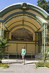 Anne bei der Wandelhalle in Meran