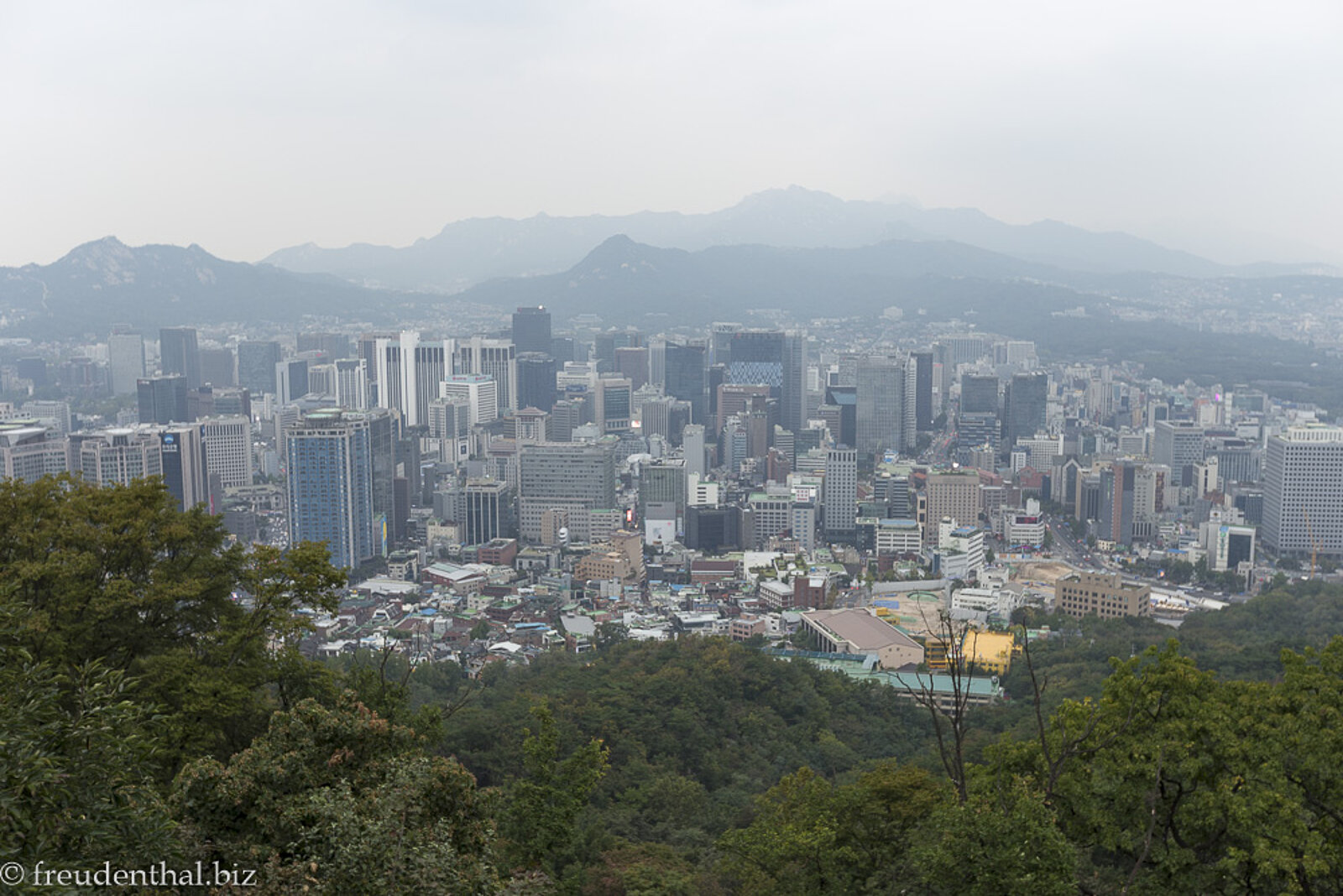 trübe Aussicht über den Namsan auf das Zentrum von Seoul