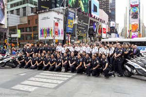 die NYPD versammelt sich für ein Foto am Times Square