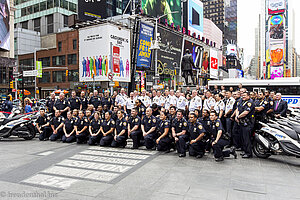 die NYPD versammelt sich für ein Foto am Times Square