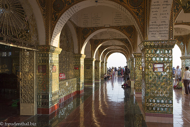 im Tempel auf dem Mandalay Hill