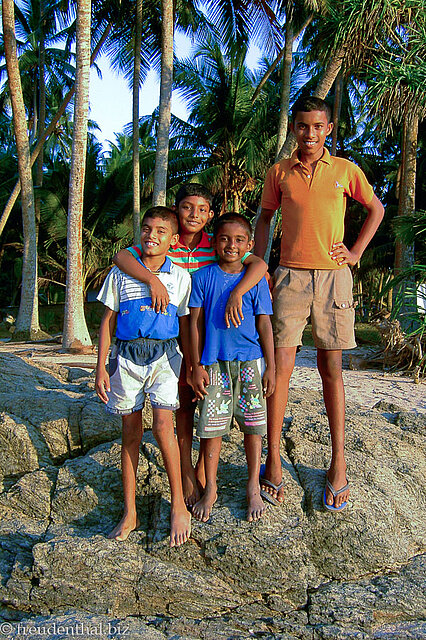 vier freche Jungs bei Ahungalla